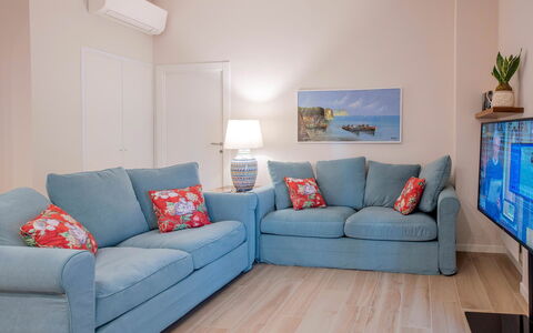 Apartment Bud: Møbel, Couch, Indretning, Gulvbelægning, Etage, Værelse, Stue, Lejlighed, Textile, Throw Pillow