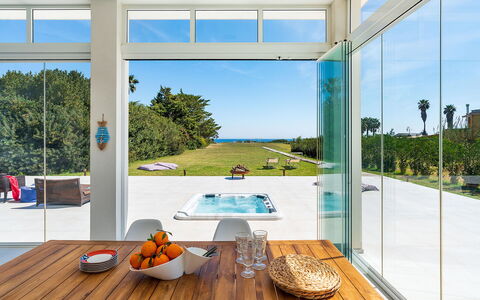 Villa Betty: Etage, Gulvbelægning, Indretning, Dør, Udvej, Eco Hotel, Loft, Skygge, Svømmepøl, Stol