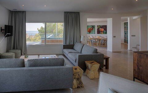 Baloo: Møbel, Indretning, Gulvbelægning, Etage, Couch, Træ, Loft, Stue, Lejlighed, Bord
