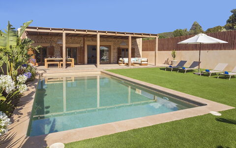 Villa Allegra: Svømmepøl, Udvej, Have, Eco Hotel, Estate, Kompositmateriale, Backyard, Landscaping, Udendørs Møbler, Skygge