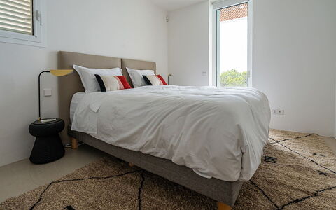 Villa Tagada: Soveværelse, Seng, Sengetøj, Sengetøj, Sengetøj, Møbel, Bed Frame, Indretning, Gulvbelægning, Etage