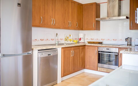 Villa Sharon: Køkken, Køkken Apparat, Countertop, Cabinetry, Større Bandage, Gulvbelægning, Møbel, Træ, Køkkenvask, Indretning