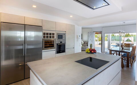 Villa Sabor: Køkken, Countertop, Gulvbelægning, Køkken Apparat, Møbel, Indretning, Etage, Cabinetry, Større Bandage, Træ