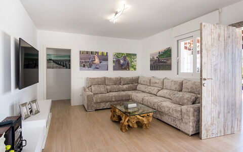 Villa Sabor: Indretning, Gulvbelægning, Møbel, Etage, Couch, Træ, Loft, Værelse, Stue, Lejlighed
