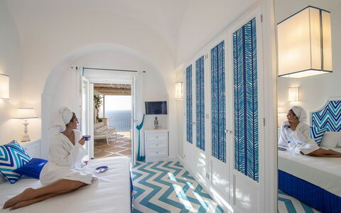 Villa Melissa: Blå, Møbel, Udvej, Lejlighed, Hotel, Udendørs Møbler, Stol, Svømmepøl, Design, Ferie