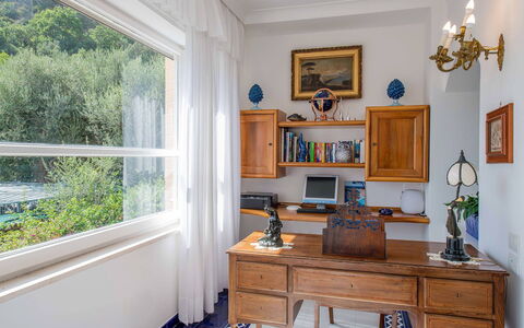 Villa Grazia: Møbel, Indretning, Træ, Værelse, Gulvbelægning, Loft, Hjem, Belysning, Etage, Reoler