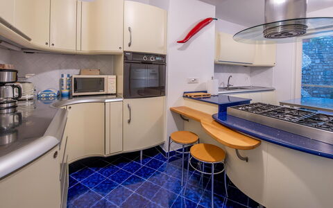 Villa Grazia: Køkken, Gulvbelægning, Indretning, Countertop, Etage, Køkken Apparat, Større Bandage, Loft, Møbel, Belysning