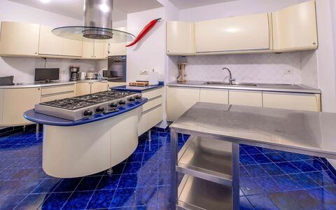 Villa Grazia: Køkken, Gulvbelægning, Indretning, Køkken Apparat, Countertop, Større Bandage, Komfur, Etage, Loft, Belysning