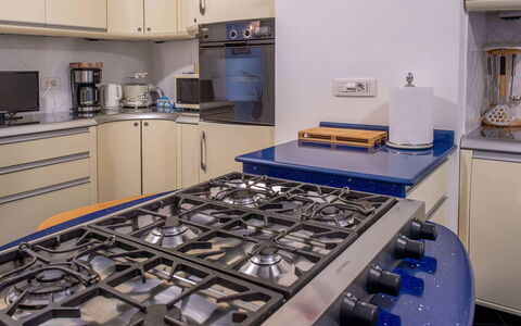Villa Grazia: Køkken Apparat, Køkken, Komfur, Større Bandage, Gaskomfur, Komfur, Husholdningsapparat, Countertop, Cooktop, Cabinetry