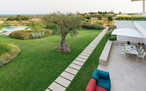 Villa Bel Prato: Have, Land Lot, Lawn, Landscaping, Gård, Skygge, Backyard, Kunstgræs, Estate, Hacienda
