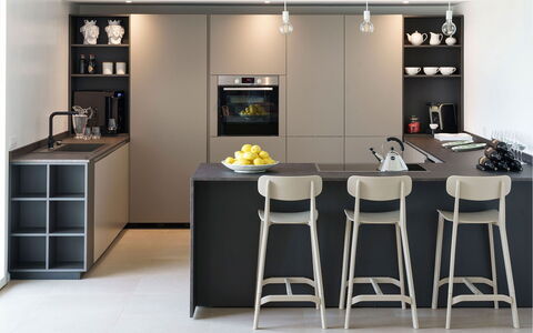 Villa Bel Prato: Møbel, Køkken, Køkken Apparat, Indretning, Countertop, Cabinetry, Husholdningsapparat, Barstol, Større Bandage, Gulvbelægning