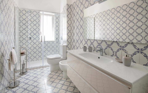 Apartment Amina: Gulvbelægning, Etage, Flise, Indretning, Badeværelse, Sanitærarmatur, Design