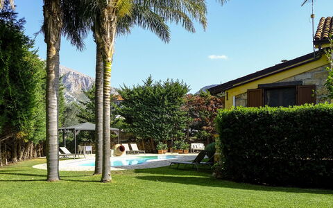 Villa Virna: Svømmepøl, Udvej, Eco Hotel, Skygge, Hacienda, Have, Lawn, Estate, Landscaping