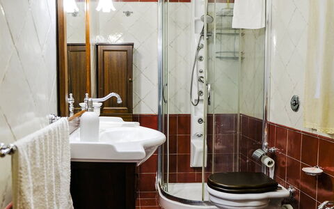 Villa Virna: Badeværelse, Badeværelsesvask, Sanitærarmatur, Indretning, Håndvask, Gulvbelægning, Etage, Tap, Værelse, Vvs