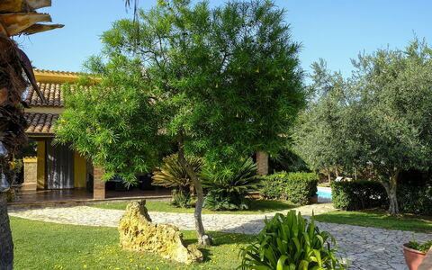 Villa Virna: Blad, Busk, Have, Vedplante, Skygge, Backyard, Gård, Landscaping, Gårdsplads