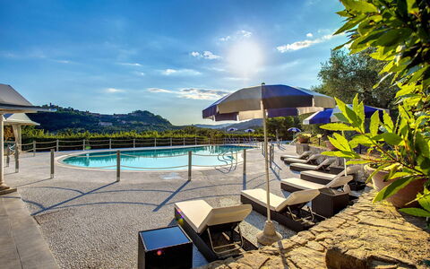 Villa la Brezza: Svømmepøl, Udvej, Udendørs Møbler, Thermae, Stol, Eco Hotel, Liggestol, Hotel, Ferieby, Udendørs Bord