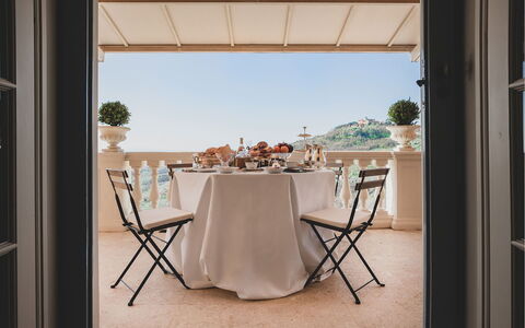 Villa la Brezza: Møbel, Stol, Udendørs Møbler, Bord, Udendørs Bord, Altan, Skygge, Restaurant, Blomsterkrukke, Køkken & Spisebord