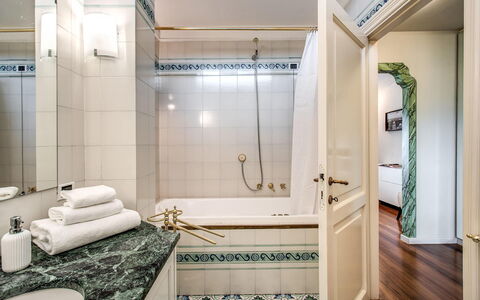 Villa la Brezza: Badeværelse, Indretning, Sanitærarmatur, Gulvbelægning, Etage, Tap, Vvs, Badeværelsesvask, Badekar, Loft