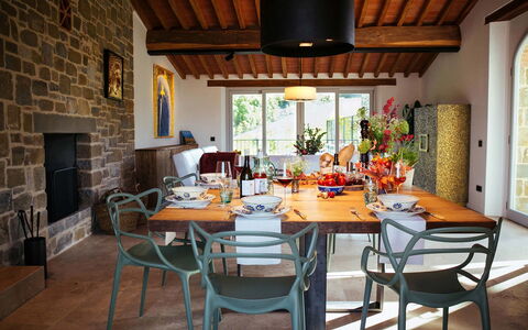Villa Torre del Chianti: Møbel, Indretning, Stol, Bord, Træ, Spisestue, Køkken & Spisebord, Gulvbelægning, Belysning, Værelse