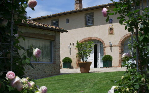Villa Chianti: Estate, Blomsterkrukke, Have, Gårdsplads, Hacienda, Indkørsel, Villa, Gård, Stueplante, Landscaping