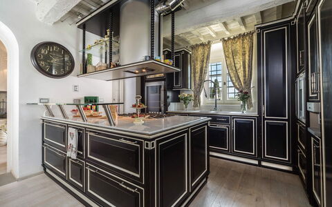 Villa Chianti: Indretning, Køkken, Gulvbelægning, Belysning, Loft, Countertop, Møbel, Cabinetry, Lysarmatur, Værelse