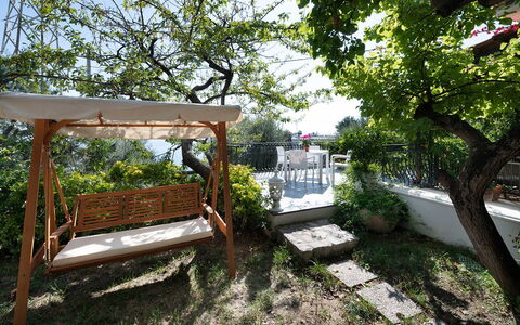 Villa Eva: Møbel, Have, Forår, Udendørs Møbler, Skygge, Stol, Backyard, Landscaping, Gård