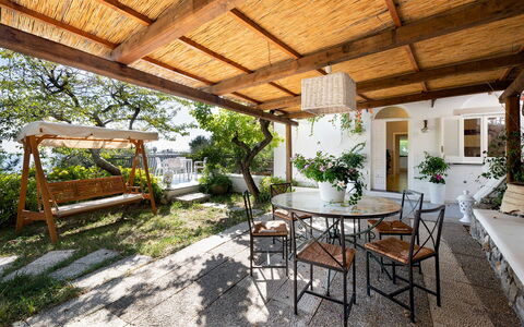Villa Eva: Møbel, Bord, Stol, Udendørs Møbler, Veranda, Blomsterkrukke, Udendørs Bord, Etage, Køkken & Spisebord, Gårdhave