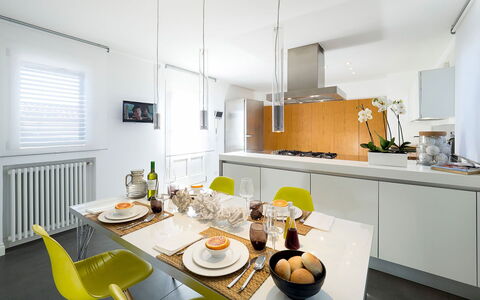 La Terrazza: Møbel, Køkken, Indretning, Countertop, Lysarmatur, Køkken Apparat, Gulvbelægning, Loft, Større Bandage, Træ