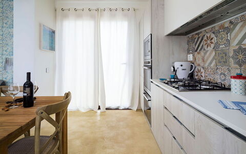 Villa Federica: Gulvbelægning, Møbel, Køkken, Indretning, Etage, Træ, Countertop, Større Bandage, Køkken Apparat, Cabinetry