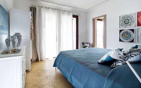 Villa Federica: Møbel, Indretning, Seng, Soveværelse, Væg, Gulvbelægning, Sengetøj, Sengetøj, Etage, Træ
