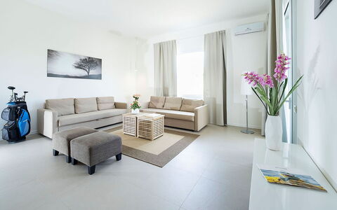 Villa Emma: Møbel, Indretning, Couch, Gulvbelægning, Etage, Stue, Træ, Bord, Værelse, Loft