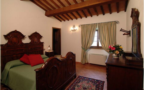 Villa Montichiello: Møbel, Indretning, Træ, Gulvbelægning, Loft, Soveværelse, Seng, Værelse, Etage, Belysning