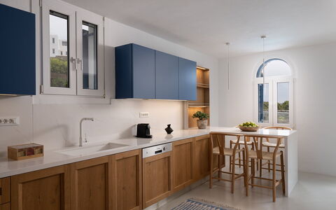 Villa Ioan: Møbel, Indretning, Cabinetry, Gulvbelægning, Køkken, Countertop, Skab, Bejdse, Køkken Apparat, Håndvask