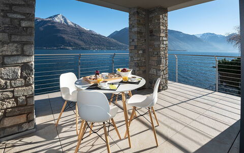 Villa Perla: Møbel, Stol, Bord, Indretning, Køkken & Spisebord, Gulvbelægning, Etage, Udendørs Møbler, Restaurant, Hav