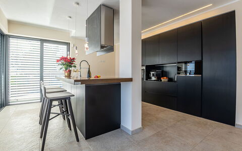 Villa Perla: Indretning, Møbel, Gulvbelægning, Væg, Cabinetry, Countertop, Etage, Køkken, Træ, Loft