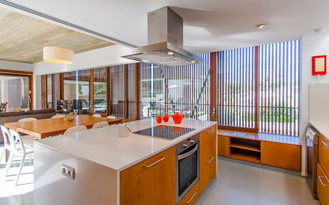 Villa Esplendida: Køkken, Countertop, Indretning, Gulvbelægning, Træ, Møbel, Loft, Køkken Apparat, Etage, Cabinetry