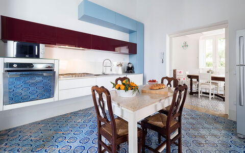 The Flower Garden: Gulvbelægning, Indretning, Køkken, Countertop, Etage, Møbel, Køkken Apparat, Cabinetry, Større Bandage, Belysning