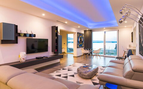 Sea Art Villa: Indretning, Møbel, Gulvbelægning, Loft, Etage, Lejlighed, Television, Stue, Belysning, Værelse