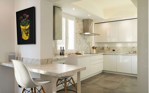 Sea Art Villa: Møbel, Indretning, Gulvbelægning, Countertop, Væg, Etage, Køkken, Træ, Lysarmatur, Loft