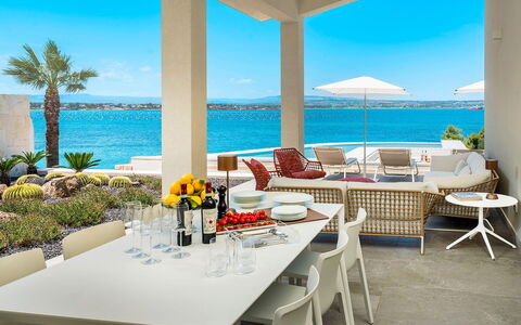 Sea Art Villa: Møbel, Stol, Udvej, Bord, Udendørs Møbler, Lejlighed, Hav, Skygge, Eco Hotel, Altan