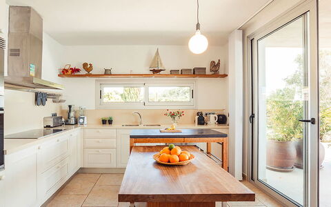 Villa Neper: Møbel, Indretning, Countertop, Køkken, Gulvbelægning, Træ, Cabinetry, Etage, Hjem, Loft