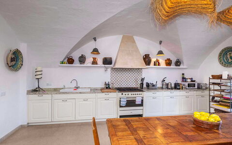 Finca Design: Indretning, Gulvbelægning, Møbel, Køkken, Loft, Belysning, Etage, Værelse, Countertop, Flise
