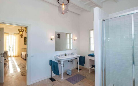 Finca Design: Væg, Gulvbelægning, Indretning, Etage, Loft, Sanitærarmatur, Møbel, Dør, Badeværelse, Hjem