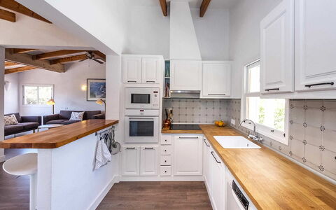 Villa Alejandra: Køkken, Countertop, Møbel, Cabinetry, Køkken Apparat, Indretning, Gulvbelægning, Større Bandage, Træ, Etage