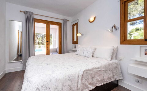 Villa Alejandra: Indretning, Væg, Seng, Soveværelse, Træ, Møbel, Loft, Gulvbelægning, Hjem, Etage