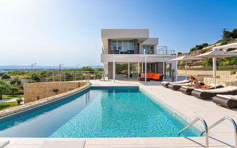 Villa Silvia: Svømmepøl, Udvej, Villa, Hotel, Ferieby, Eco Hotel, Penthouselejlighed