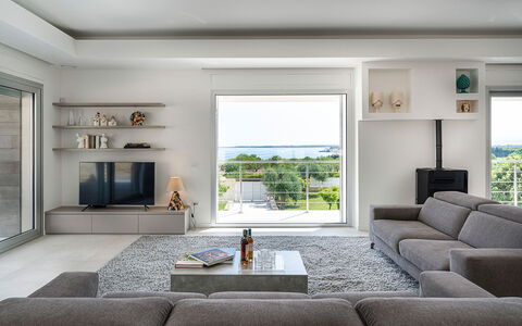 Villa Silvia: Møbel, Indretning, Couch, Gulvbelægning, Stue, Loft, Etage, Værelse, Lejlighed, Television