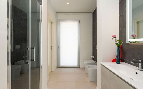 Villa Silvia: Badeværelse, Gulvbelægning, Etage, Sanitærarmatur, Indretning, Væg, Toilet, Badeværelsesskab, Håndvask, Vvs