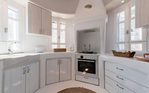 Seaside Villa: Indretning, Loft, Gulvbelægning, Countertop, Cabinetry, Køkken, Etage, Hjem, Værelse, Sanitærarmatur