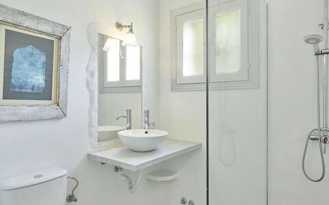Villa Roger: Badeværelse, Sanitærarmatur, Væg, Badeværelsesvask, Indretning, Håndvask, Spejl, Toilet, Gulvbelægning, Etage